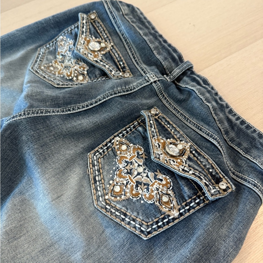 Stylish Blue Denim Jeans with Embellished Pockets